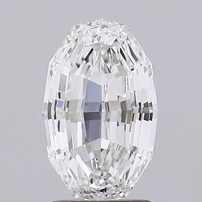 Vidéo d'un diamant de laboratoire de 2,21 carats forme tonneau, couleur E, pureté VVS2, certifié IGI, présentant ses facettes et sa brillance.