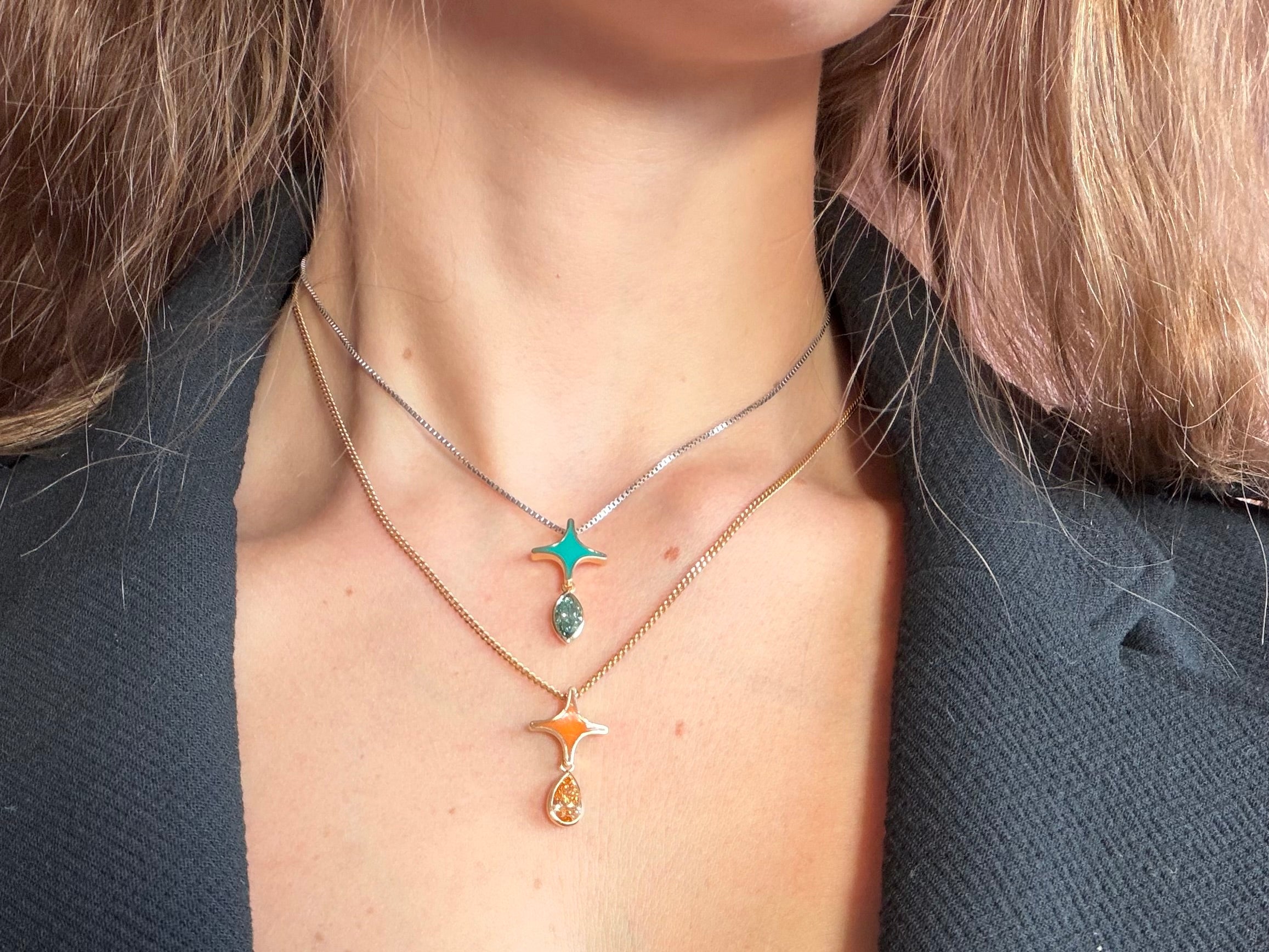 Pendentif EO en or 18K émaillé orange et diamant de laboratoire rond 0,90 ct (D/VVS2), bijou éthique et personnalisable