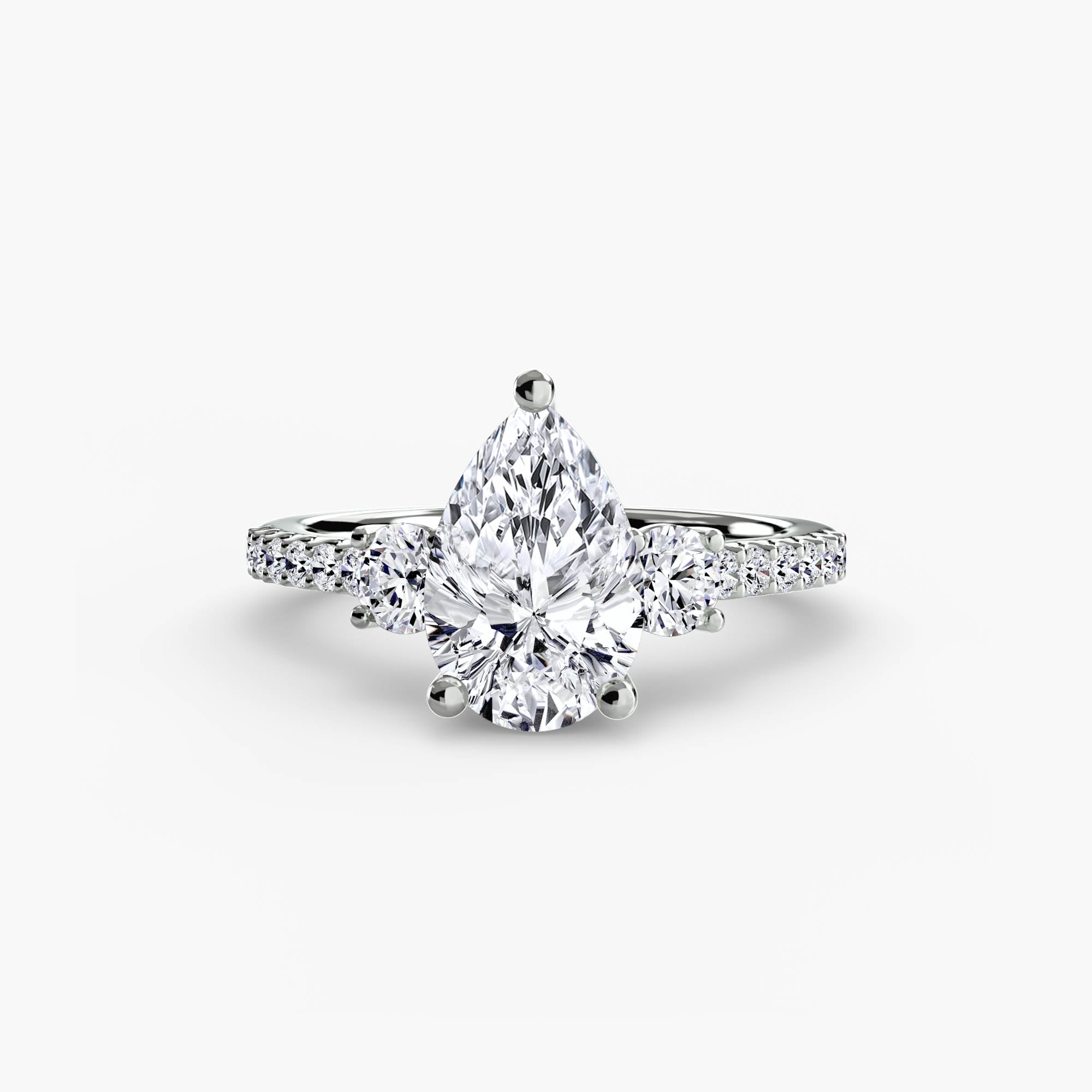 Bague personnalisée Astrid avec trois pierres centrales en diamants de laboratoire et anneau serti. Maison Exquisite Lab Diamonds Paris.