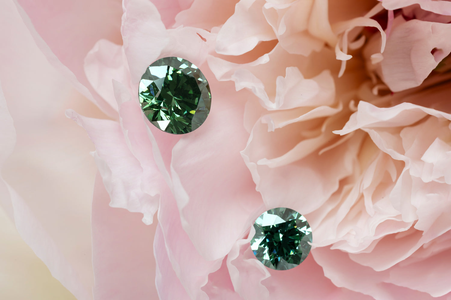 Diamants de synthèse de couleur sauge, provenance française.