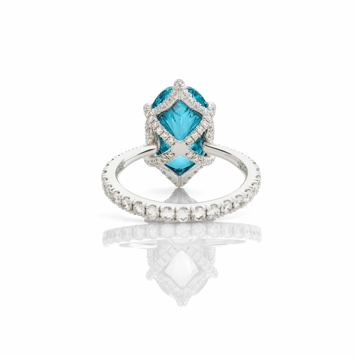 bague sure Anouk. Or gris 18K et diamant de laboratoire ovale bleu Fancy Vivid Blue de 5 carats. Maison française Exquisite Lab Diamonds