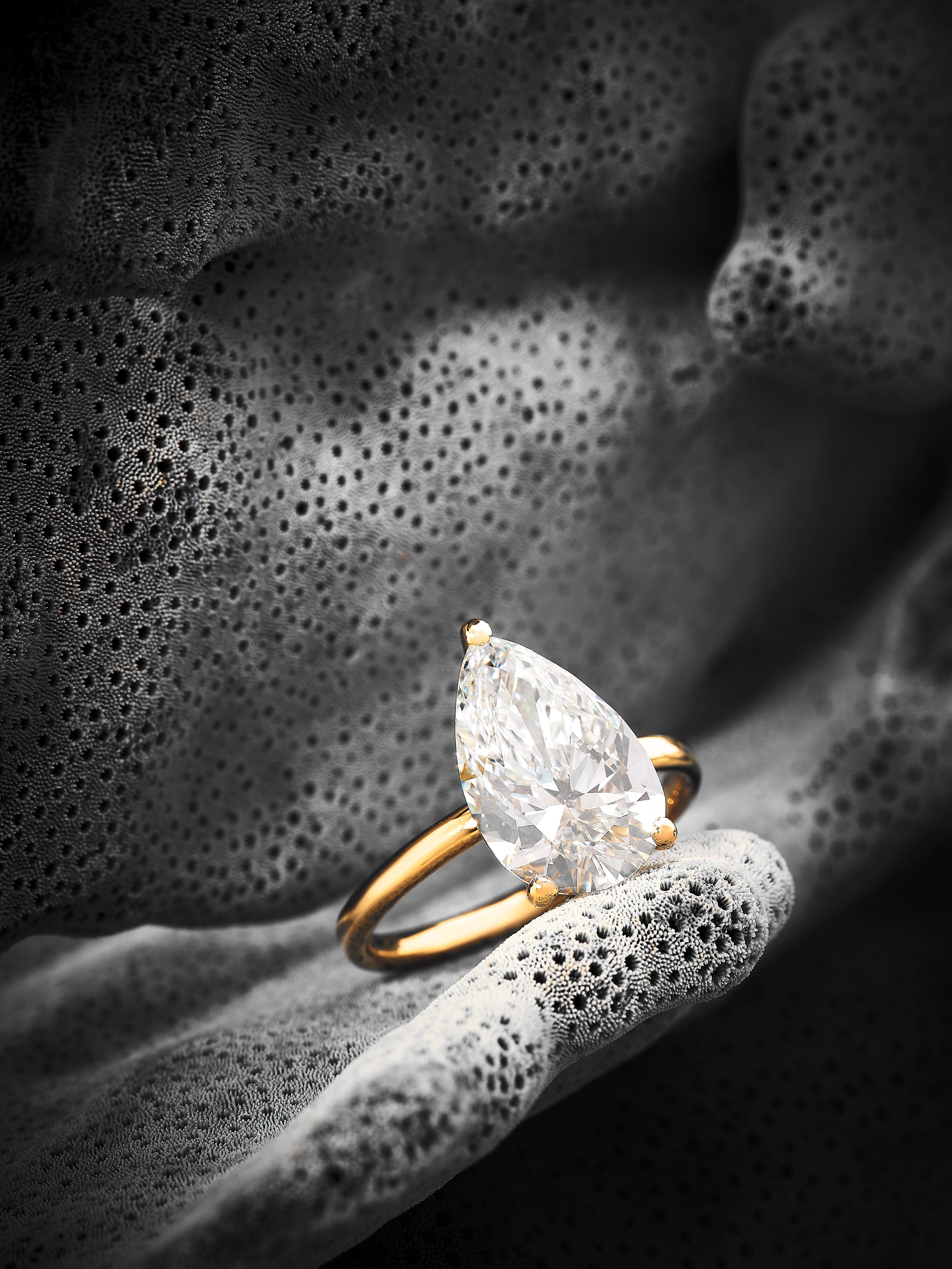 Bague sur mesure Isabelle en or jaune et diamant de laboratoire poire 4 carats par la Maison Exquisite Lab Diamonds