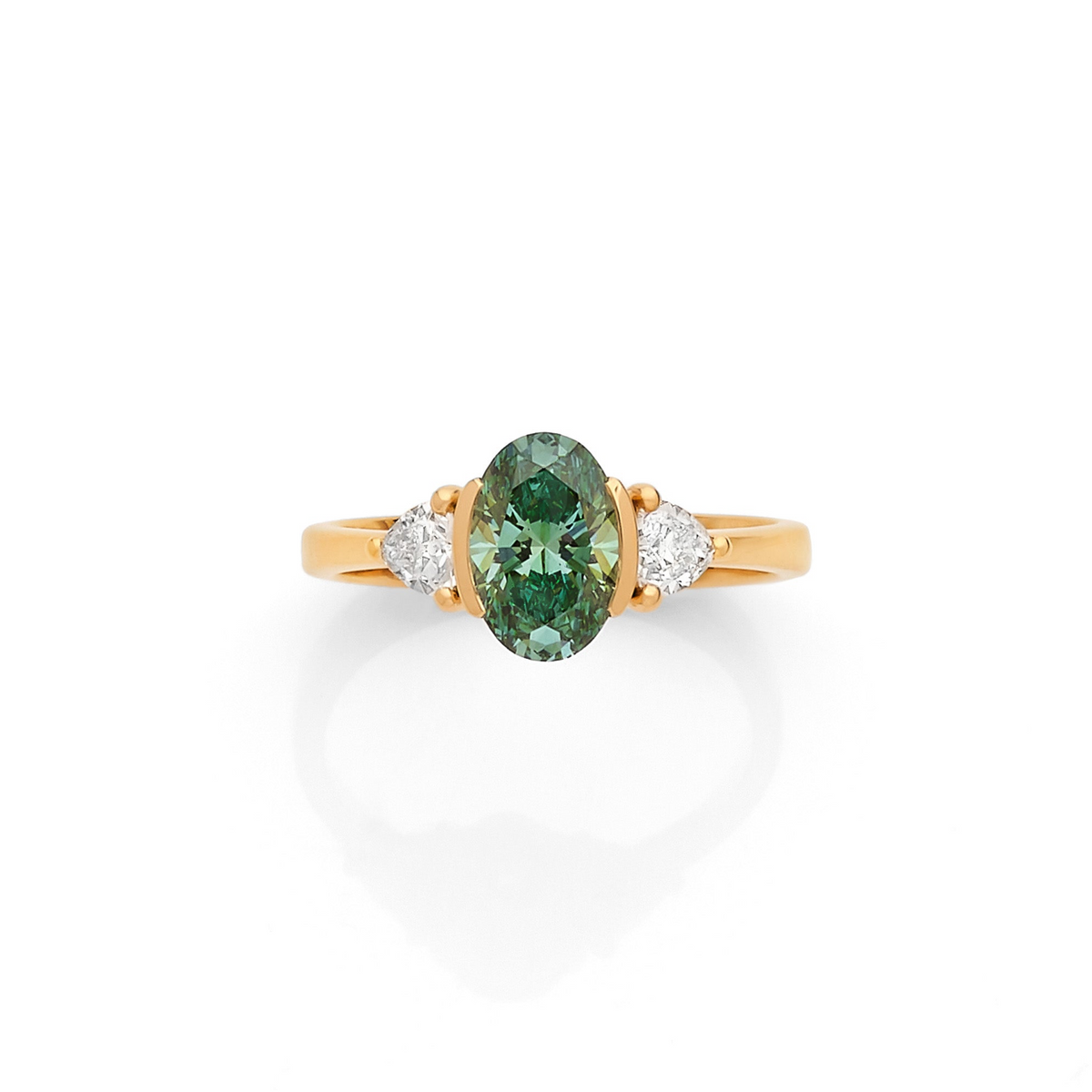Bague Gaïa sur mesure par Exquisite Lab Diamonds Paris, en or jaune 18K, sertie d’un diamant de laboratoire vert Fancy Vivid taille ovale, entouré de deux diamants de laboratoire blancs taille trillion. Création de joaillerie sur mesure.