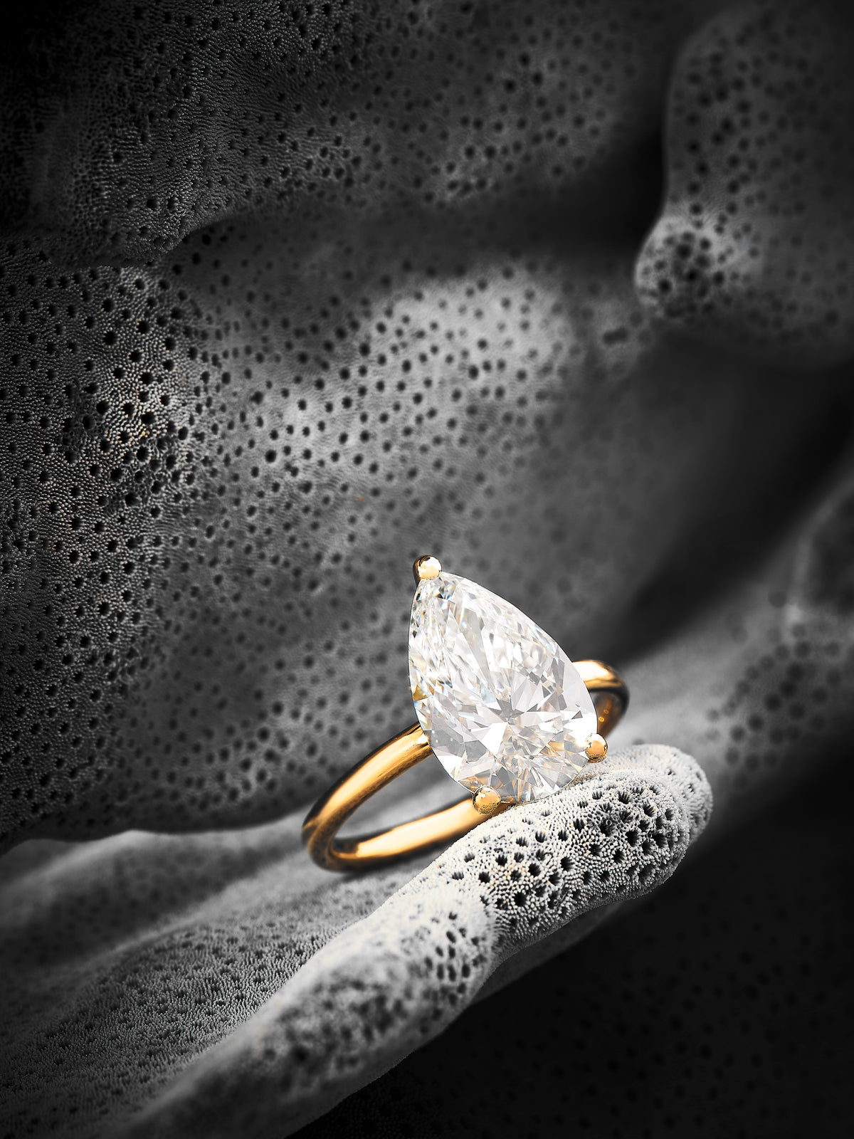 Bague sur mesure Isabelle en or jaune 18K et diamant de laboratoire poire 4 carats par la Maison Exquisite Lab Diamonds Paris.