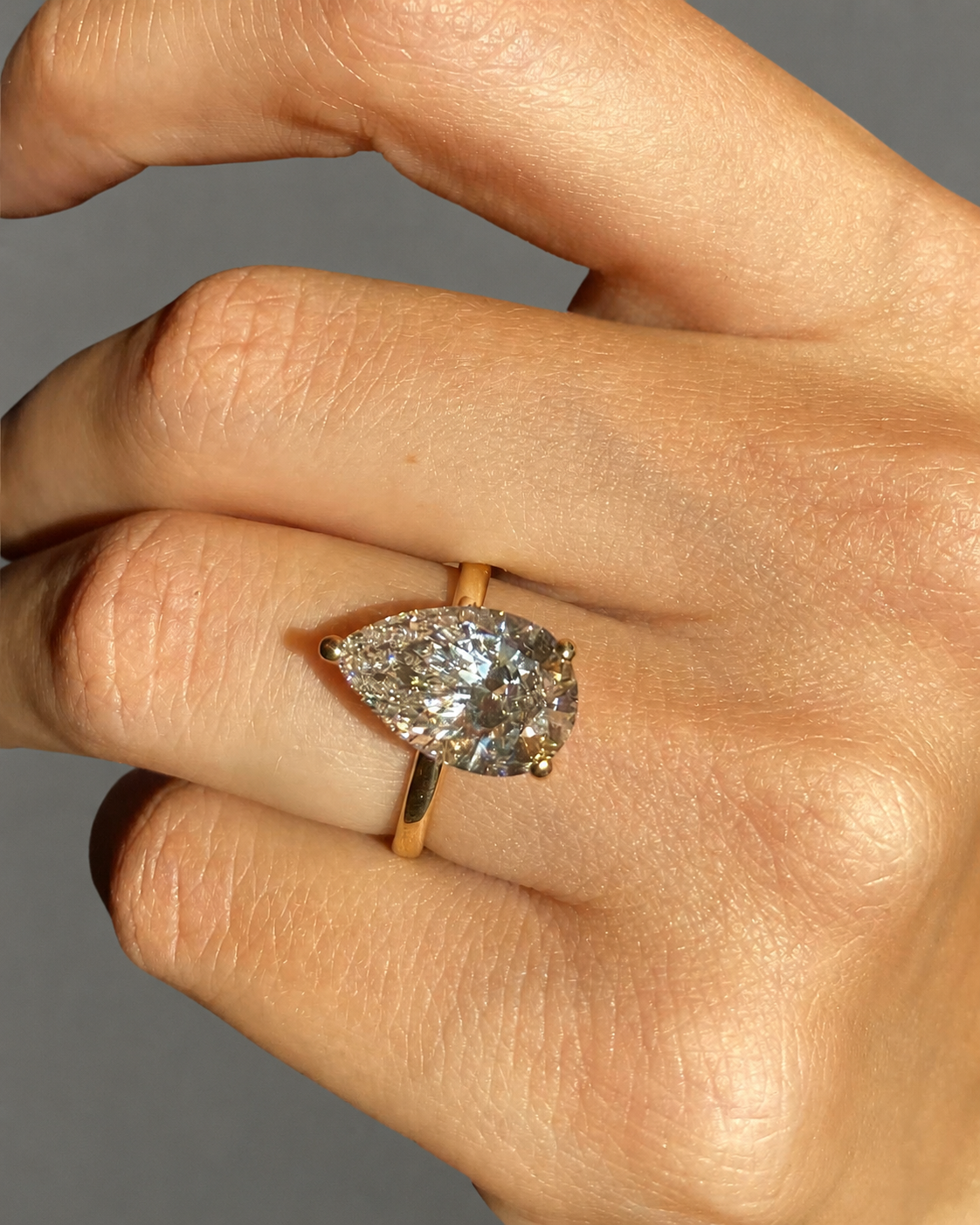 Bague sur mesure, en diamant de laboratoire poire de 4 carats et or jaune 18K - Maison Exquisite Lab Diamonds Paris