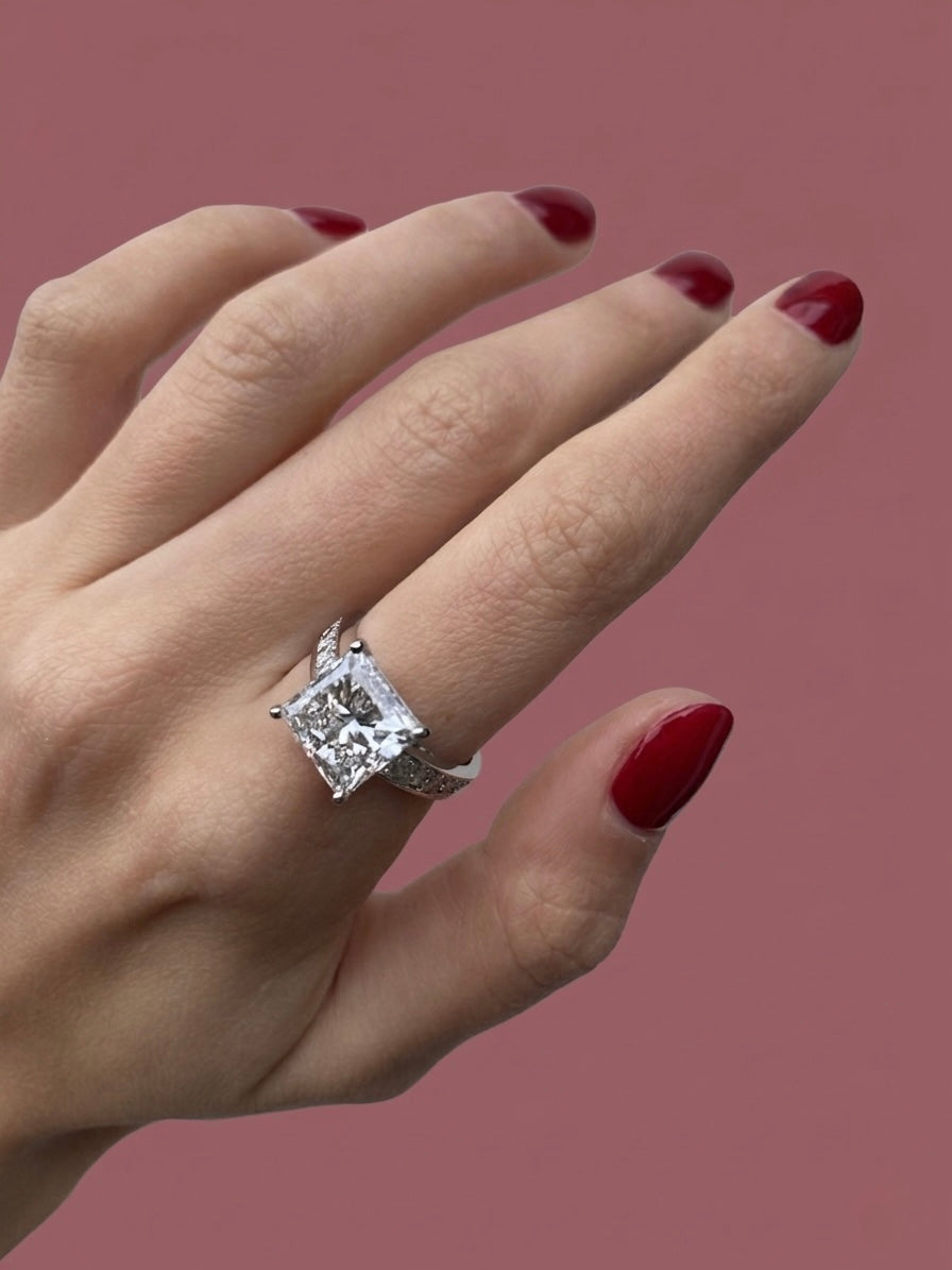 Bague sur mesure en diamant de laboratoire princesse 5 carats par la Maison Exquisite Lab Diamonds Paris