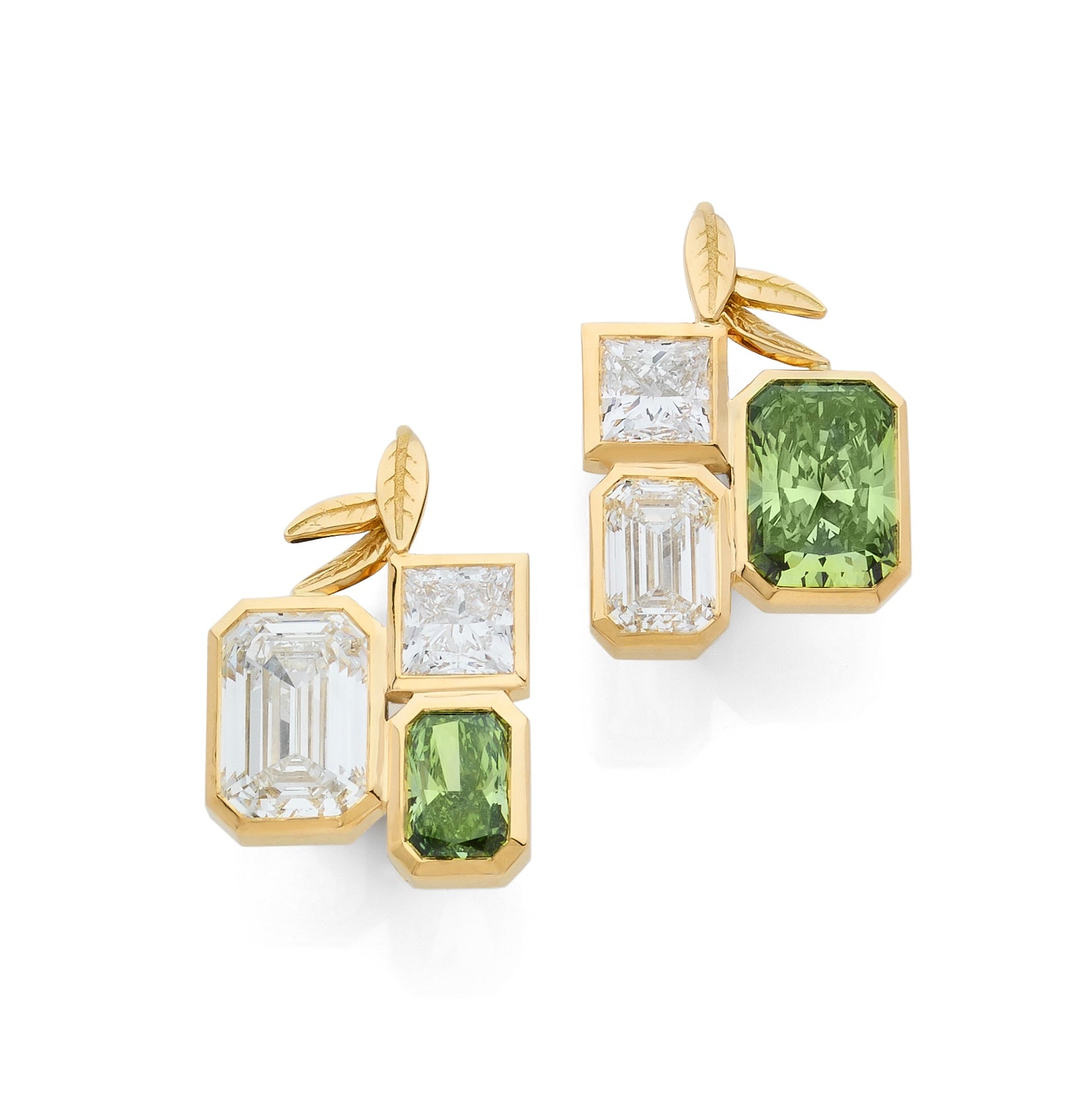 Boucles d'oreilles Luna sur mesure par la Maison Exquisite Lab Diamonds Paris en diamants de laboratoire incolores, fancy vivid green et or 18K