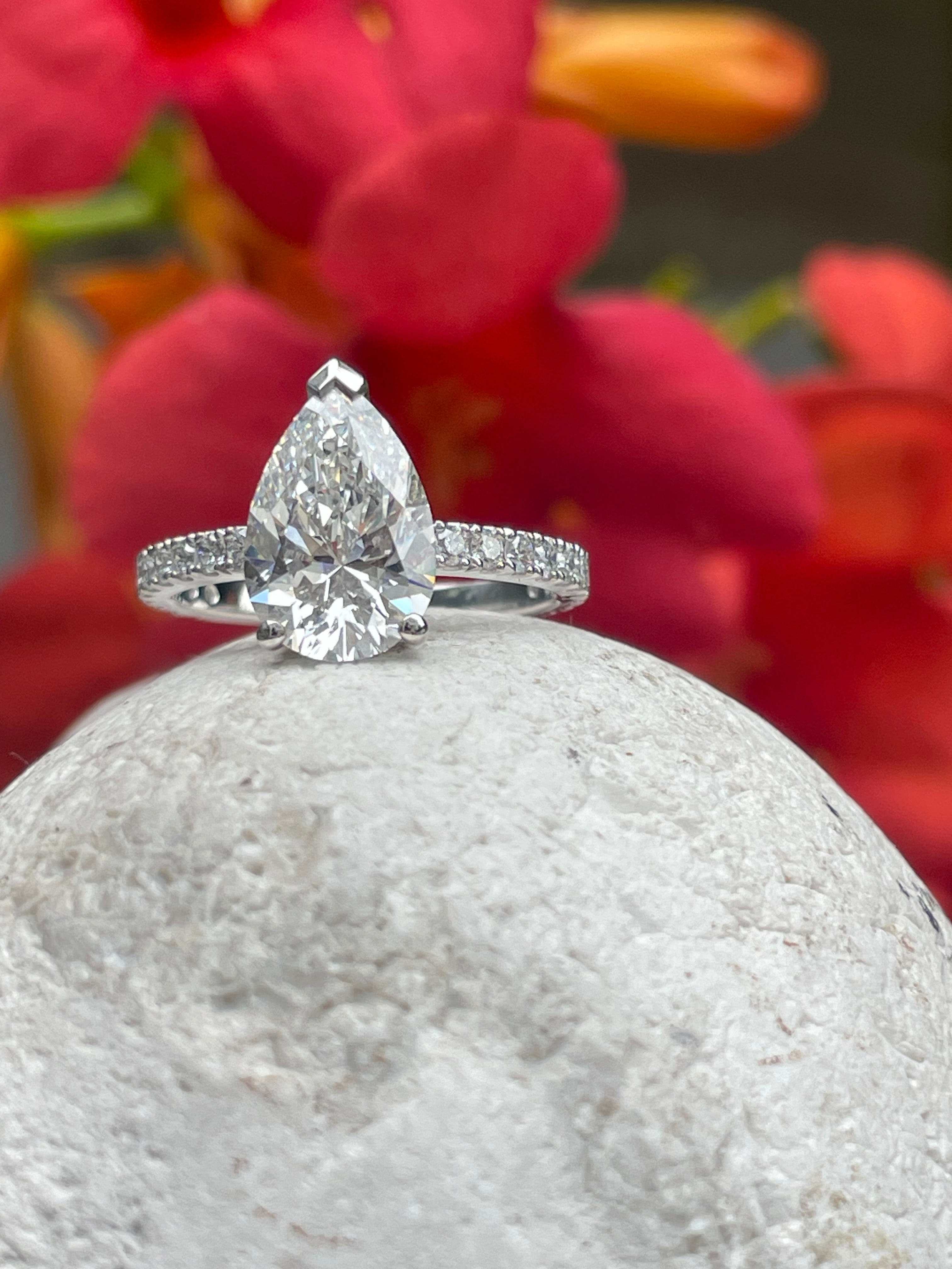 Bague sur mesure Raluca et diamant poire de laboratoire par la Maison française Exquisite Lab Diamonds