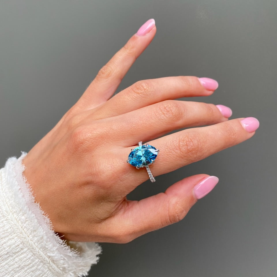 Bague sur mesure Anouk. Diamant bleu de laboratoire ovale de 5 carats - Fancy Vivid blue - Maison française Exquisite Lab Diamonds