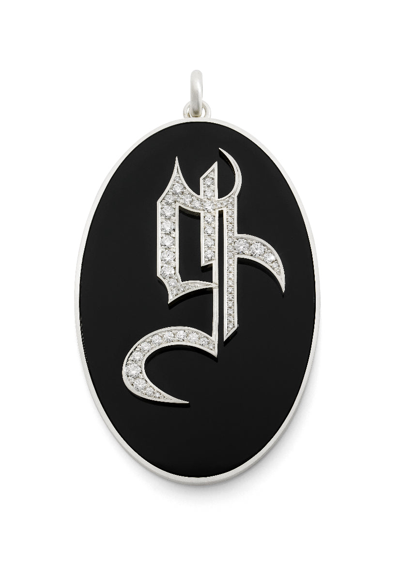 Pendentif Guavilane sur mesure en diamants de laboratoire et Onyx, figurant une lettre gothique. Maison française Exquisite Lab Diamonds