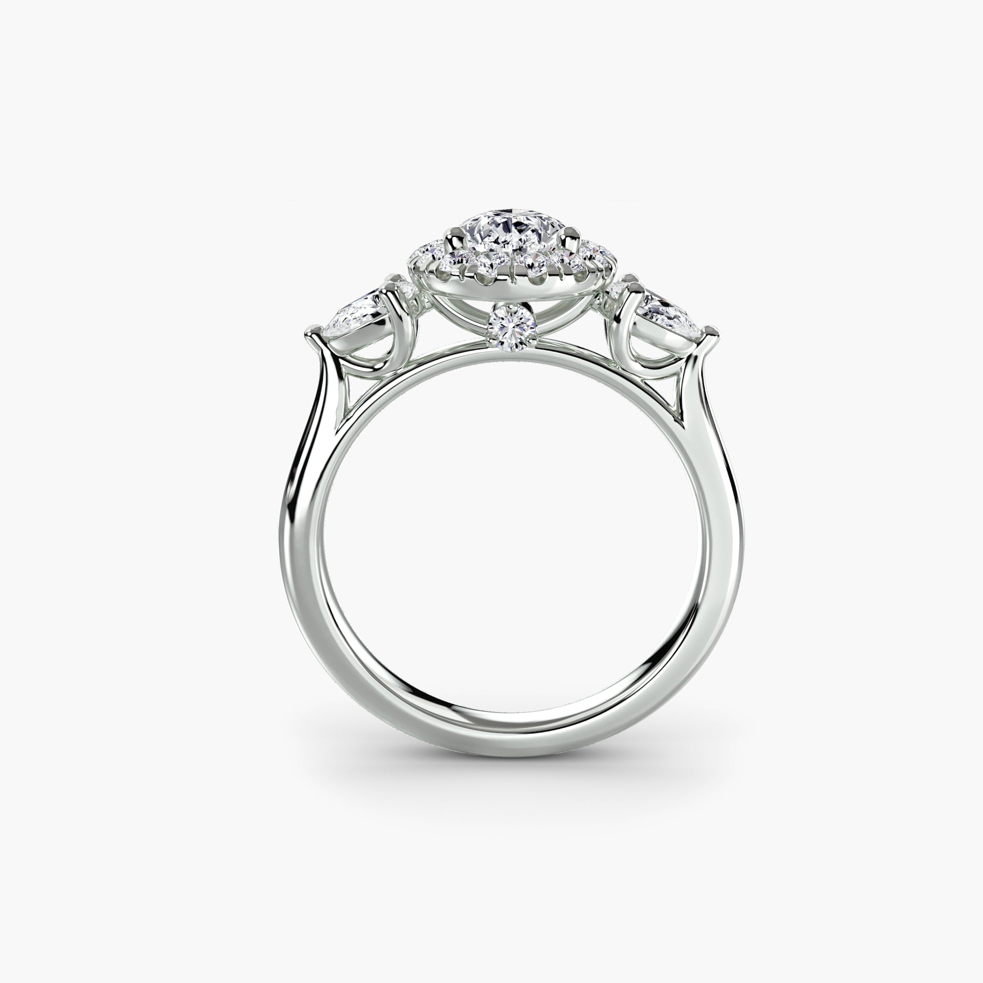 bague Calypso est sertie d'un diamant de laboratoire poire dans un halo et épaulé de deux autres diamants de laboratoire taille poire. ExquisiteLabDiamonds Paris