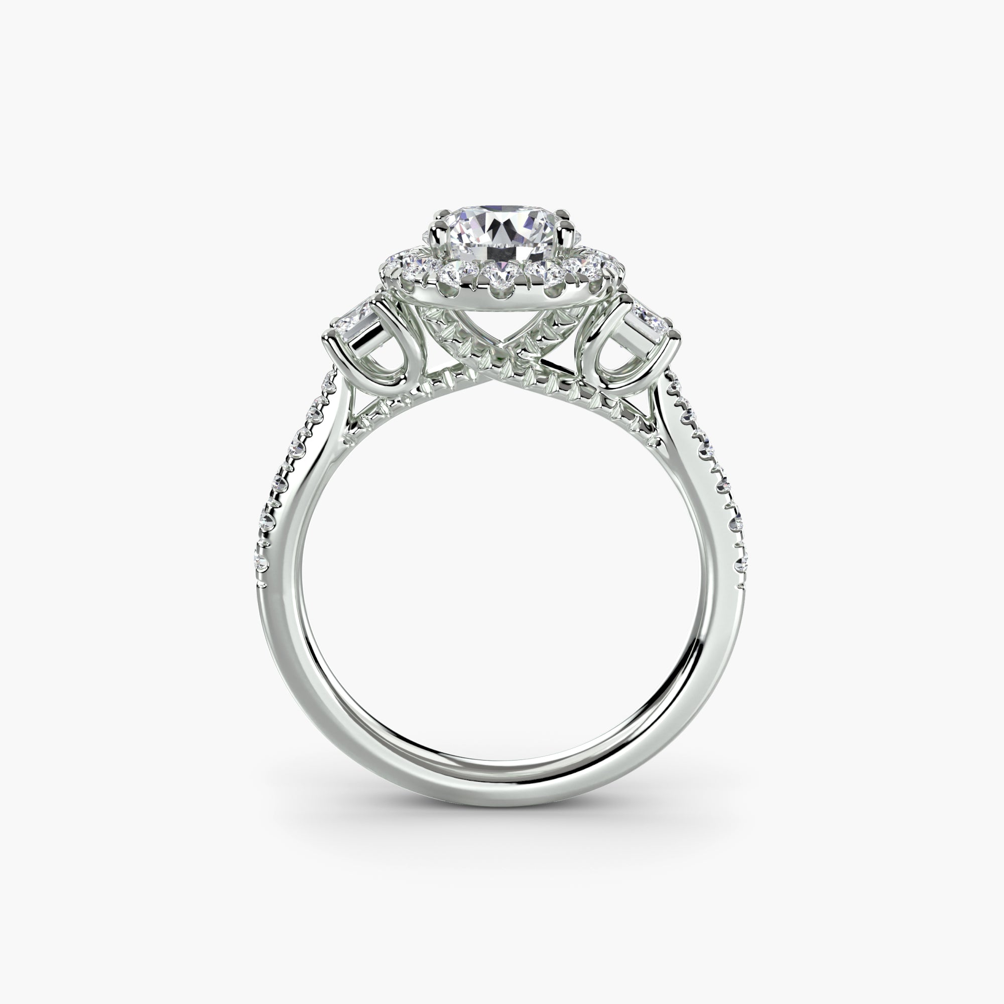 Bague Syr, diamant de laboratoire central de votre choix entouré d'une ligne de diamants de laboratoire et épaulé de deux diamants princesse. A personnaliser. Exquisite Lab Diamonds Paris