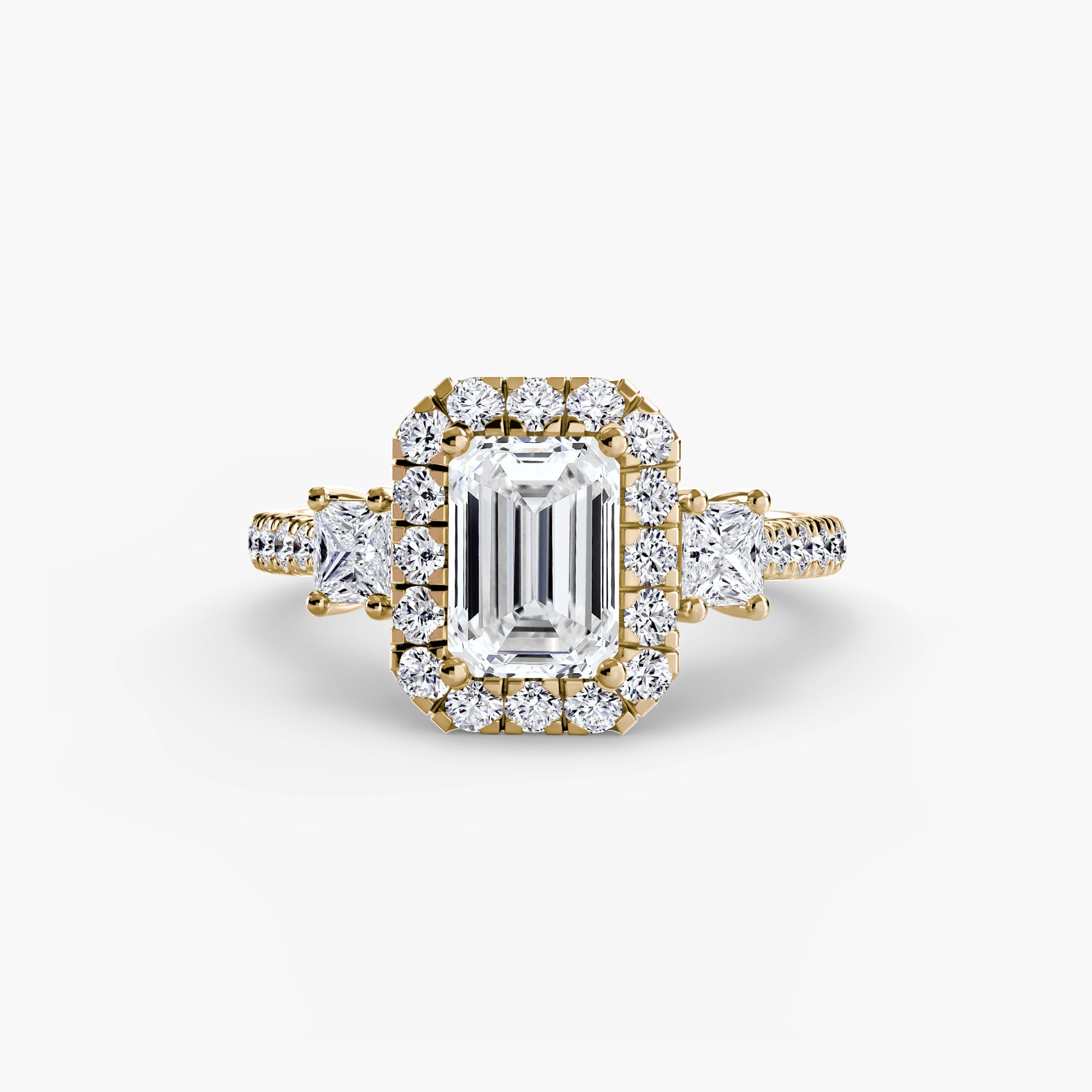 Bague Syr, diamant de laboratoire central de votre choix entouré d'un halo de diamants de laboratoire et épaulé de deux diamants princesse. A personnaliser. Exquisite Lab Diamonds Paris