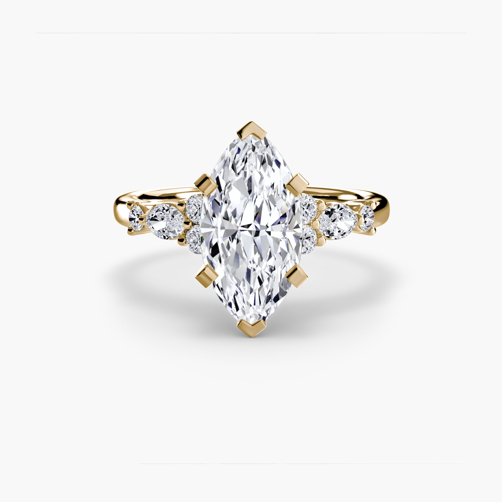 Bague Astrel marquise, est une bague à personnaliser choisissez le diamant de laboratoire central et le métal précieux qui vous correspond. Maison française Exquisite Lab Diamonds