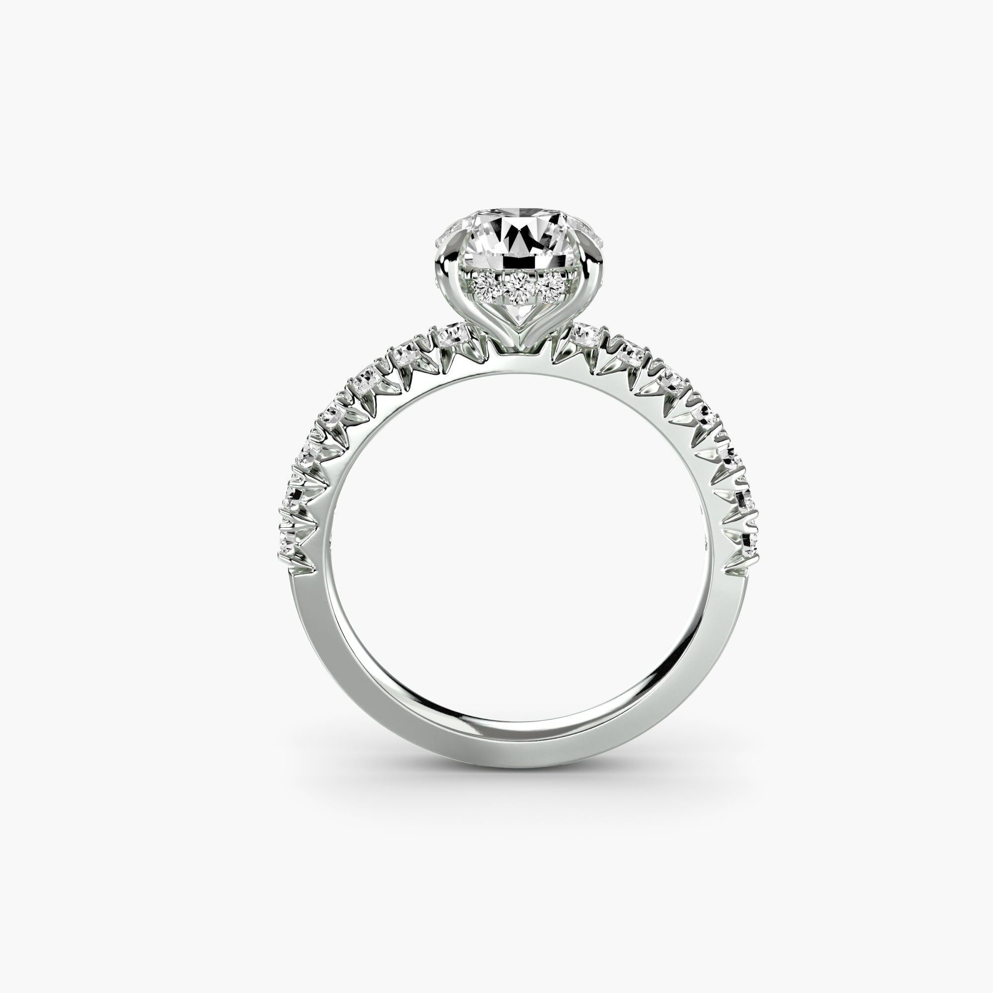 bague Solys est sertie à quatre griffes d'un diamant de laboratoire central. L'anneau est rehaussé d'une ligne de petits diamants de laboratoire. Maison française Exquisite Lab Diamonds.