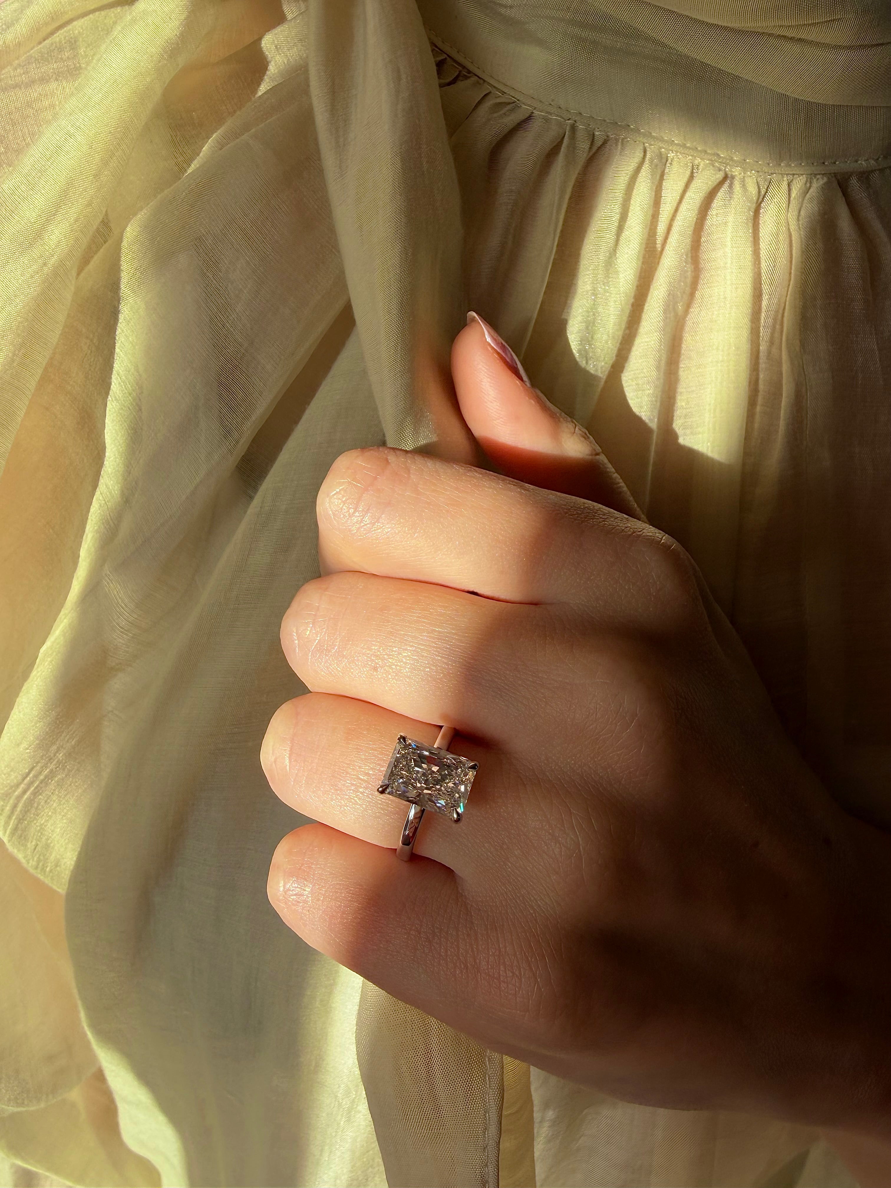 Bague sur mesure Allison en diamant de laboratoire forme Radiant par la Maison Exquisite Lab Diamonds