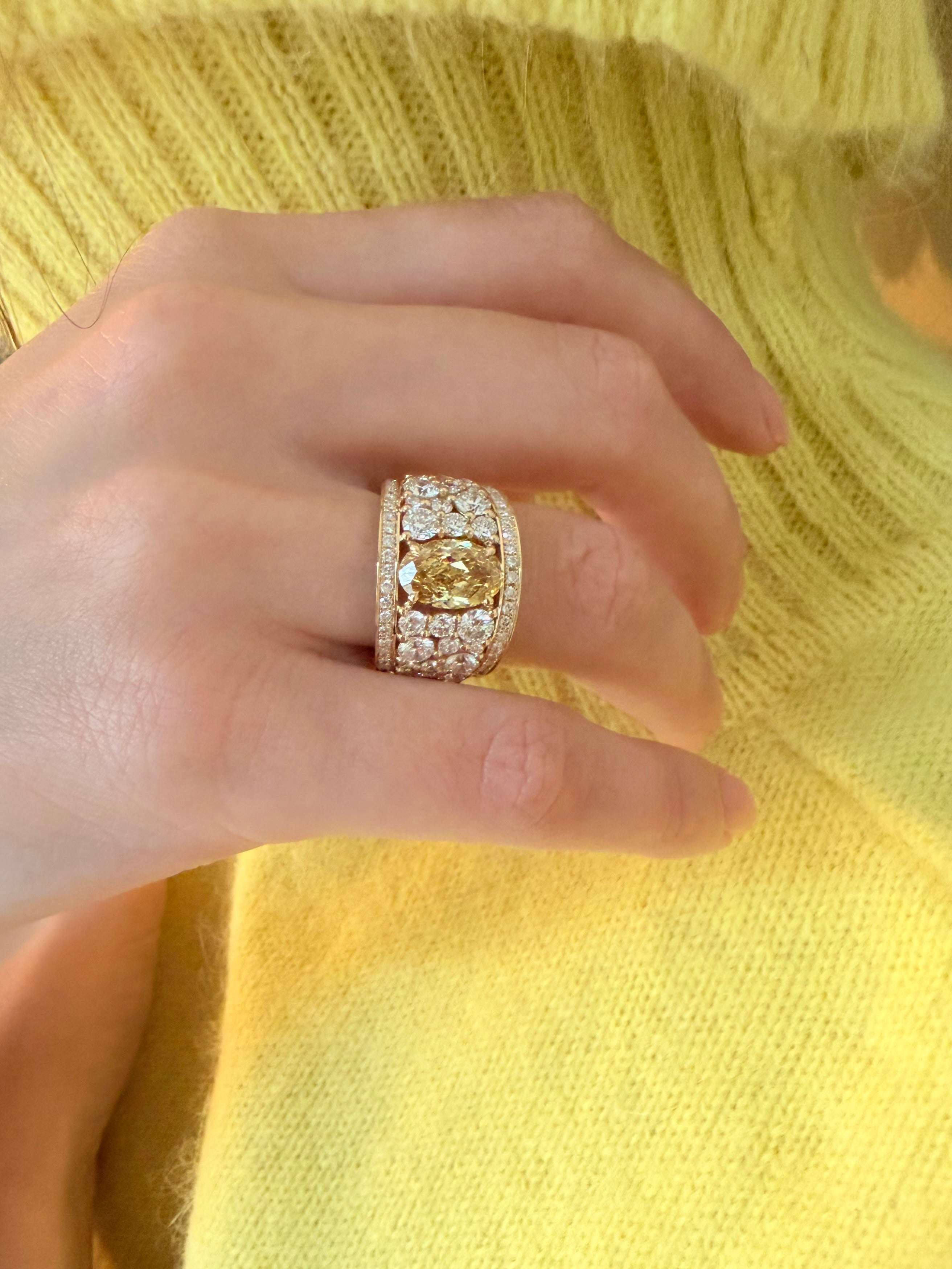 Bague sure mesure et diamants de laboratoire ovale Fancy Color  - Fancy Vivid Yellow 2 carats - par la Maison Exquisite Lab Diamonds